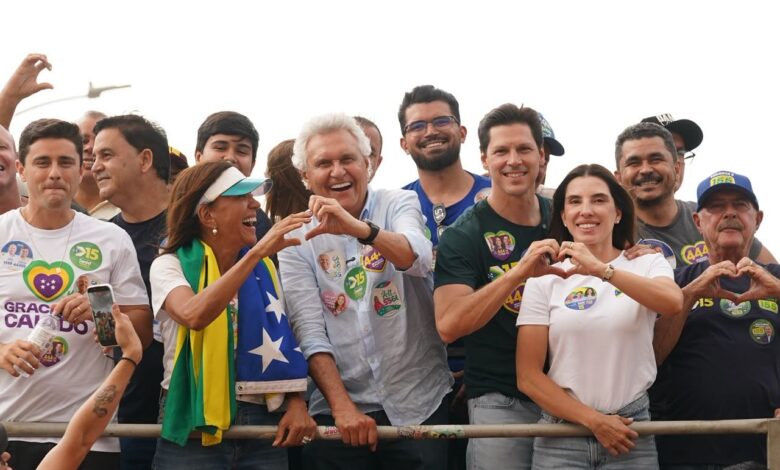 Ronaldo Caiado discursa em evento político em Goiás.