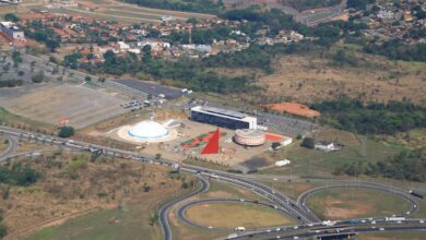 Centro Cultural Oscar Niemeyer em Goiânia com obras de melhoria ao redor.