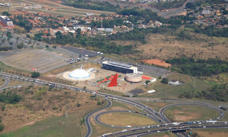 Centro Cultural Oscar Niemeyer em Goiânia com obras de melhoria ao redor.