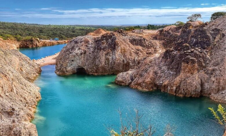 Vista panorâmica de Cristalina com suas paisagens naturais e jazidas de cristais.