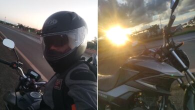 Servidor público em sua motocicleta, percorrendo estrada em Goiás.