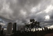 Céu nublado em Goiânia com nuvens escuras indicando tempestade.