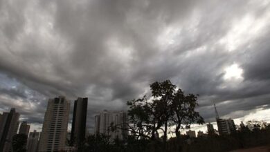 Céu nublado em Goiânia com nuvens escuras indicando tempestade.