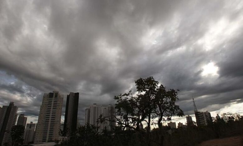Céu nublado em Goiânia com nuvens escuras indicando tempestade.
