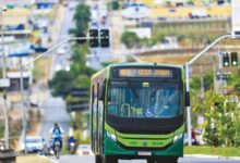 Ônibus circulando por Goiânia com passageiros a bordo.