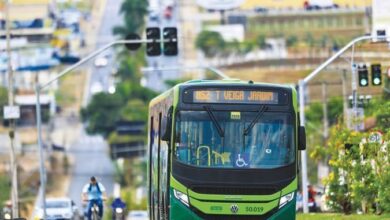 Ônibus circulando por Goiânia com passageiros a bordo.
