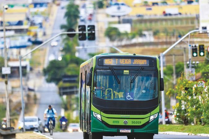 Ônibus circulando por Goiânia com passageiros a bordo.
