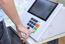 Eleitores brasileiros em seção de votação com urna eletrônica.