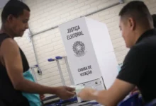 Brasileiros votando em seção eleitoral nos Estados Unidos durante as eleições de 2026.