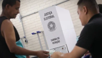 Brasileiros votando em seção eleitoral nos Estados Unidos durante as eleições de 2026.