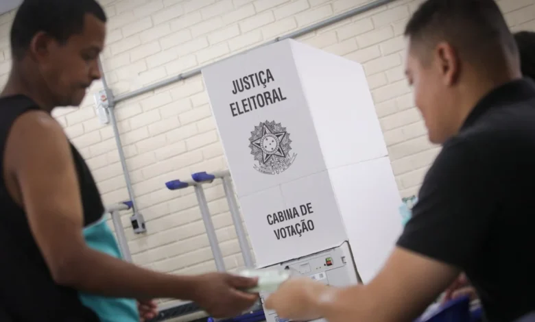 Brasileiros votando em seção eleitoral nos Estados Unidos durante as eleições de 2026.