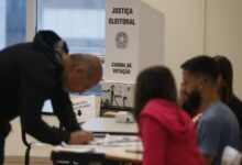 Eleitores em fila para votação em Goiás.