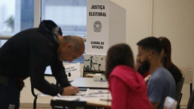 Eleitores em fila para votação em Goiás.