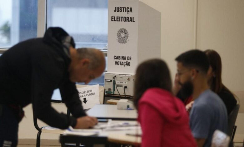 Eleitores em fila para votação em Goiás.