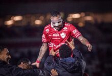 Jogadores do Vila Nova em campo durante partida contra o Botafogo-SP.
