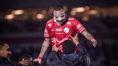 Jogadores do Vila Nova em campo durante partida contra o Botafogo-SP.