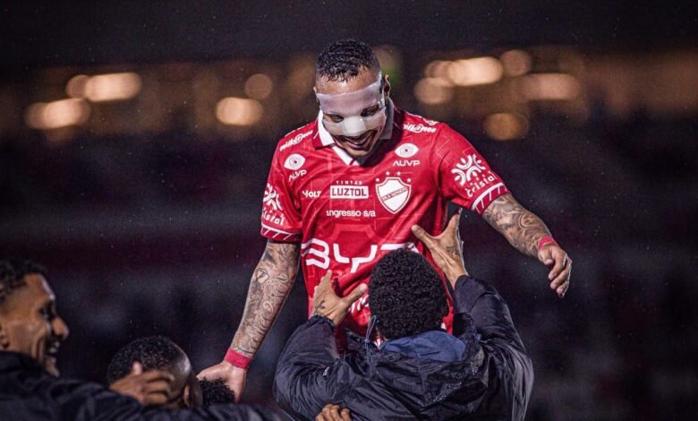 Jogadores do Vila Nova em campo durante partida contra o Botafogo-SP.