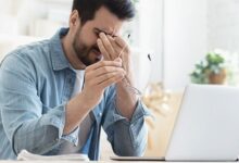 Pessoa utilizando computador em ambiente interno, evidenciando o uso prolongado de telas.