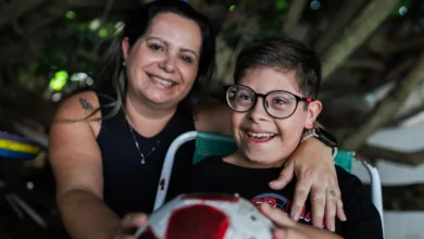 Crianças brincando em um ambiente escolar inclusivo.