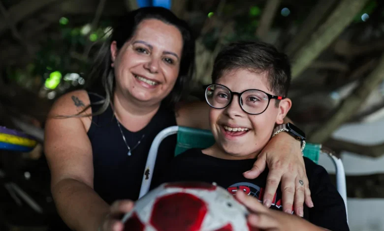 Crianças brincando em um ambiente escolar inclusivo.