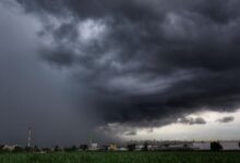 Nuvens escuras indicando tempestade iminente sobre cidade goiana.