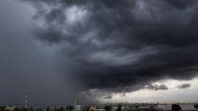 Nuvens escuras indicando tempestade iminente sobre cidade goiana.