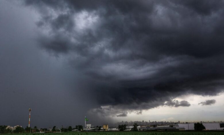 Nuvens escuras indicando tempestade iminente sobre cidade goiana.
