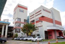 Pessoas em frente ao prédio do Sesc em Goiás.