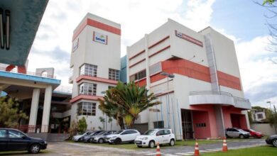 Pessoas em frente ao prédio do Sesc em Goiás.