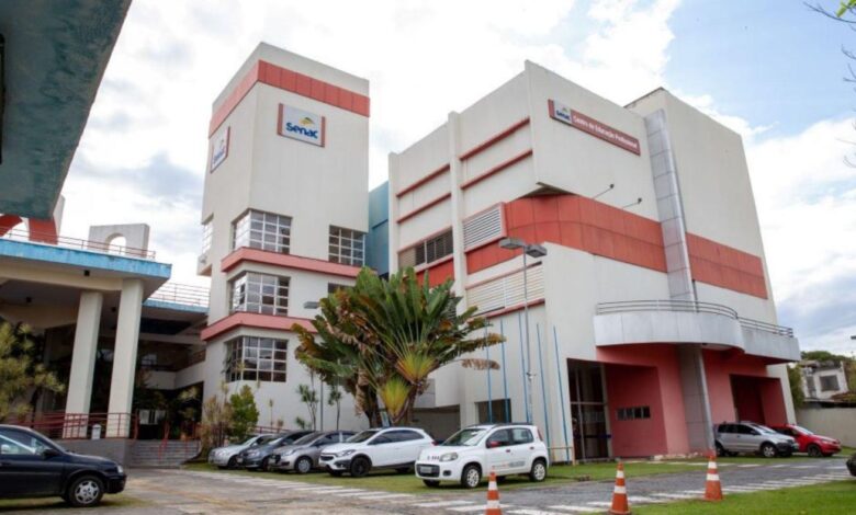 Pessoas em frente ao prédio do Sesc em Goiás.
