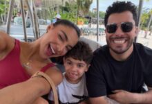 Murilo Huff e seu filho Léo em frente a um castelo da Disney.