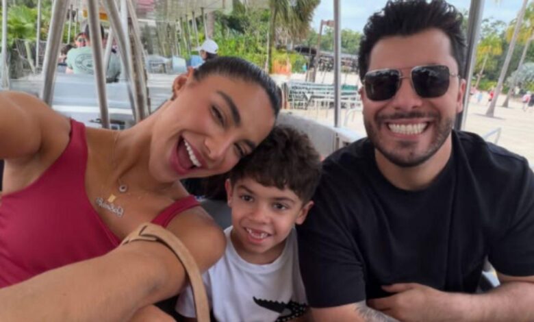 Murilo Huff e seu filho Léo em frente a um castelo da Disney.