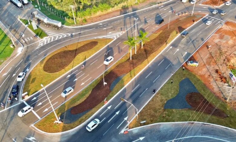 Vista da GO-070 em Goiânia com novas sinalizações após mudança no trânsito.