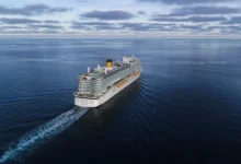 Navio de cruzeiro ancorado em porto brasileiro, com passageiros desembarcando.
