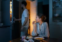 Prato de comida noturna em uma mesa, representando o hábito de comer tarde da noite.