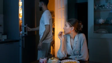 Prato de comida noturna em uma mesa, representando o hábito de comer tarde da noite.