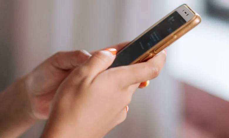 Imagem ilustrativa de um smartphone mostrando uma mensagem suspeita.