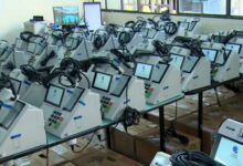 Urnas sendo preparadas para o 2º turno em São José dos Campos.