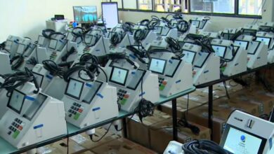 Urnas sendo preparadas para o 2º turno em São José dos Campos.