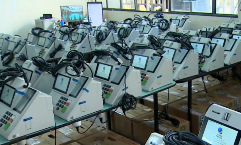 Urnas sendo preparadas para o 2º turno em São José dos Campos.