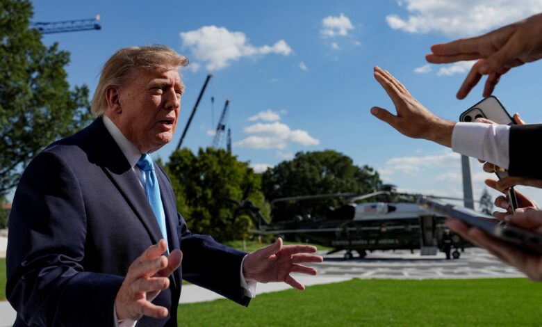 Donald Trump falando à imprensa com helicóptero ao fundo.