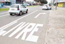 Carros em cruzamento movimentado em Goiânia.