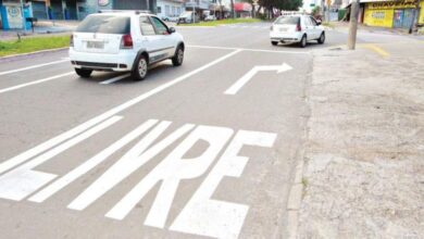 Carros em cruzamento movimentado em Goiânia.