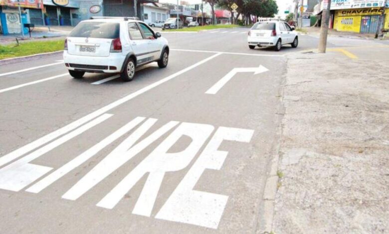 Carros em cruzamento movimentado em Goiânia.