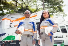 Eletricistas da Enel trabalhando em rede elétrica.