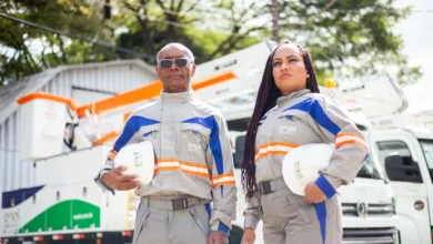 Eletricistas da Enel trabalhando em rede elétrica.