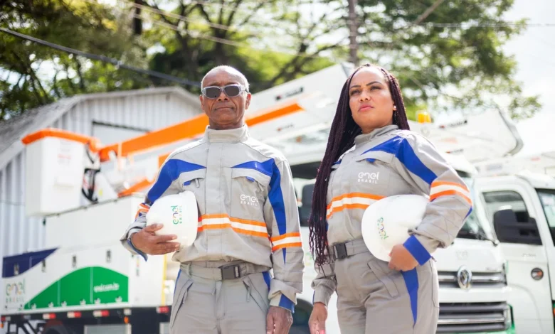 Eletricistas da Enel trabalhando em rede elétrica.