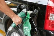 Posto de combustível com placa de preços em destaque.