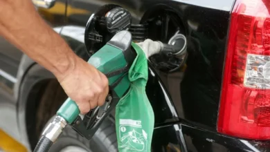 Posto de combustível com placa de preços em destaque.