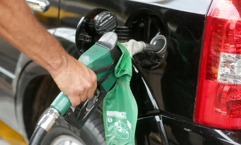 Posto de combustível com placa de preços em destaque.